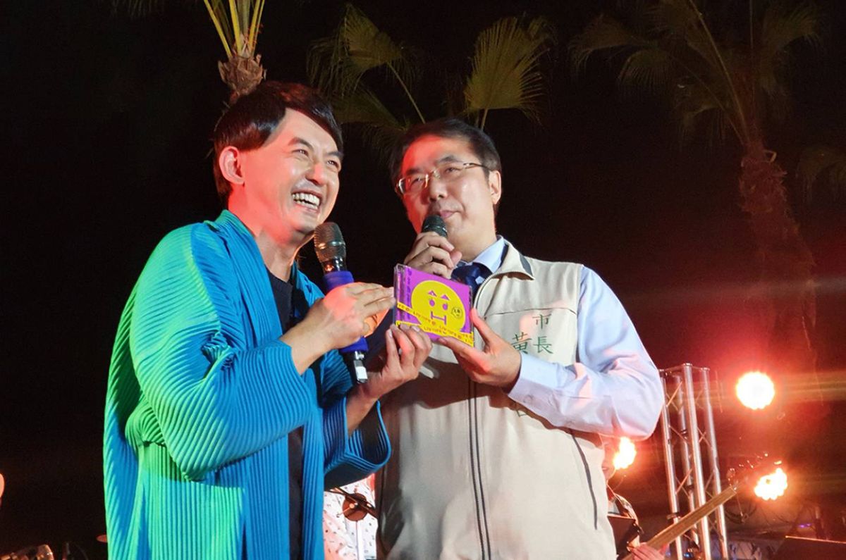 ▲黃子佼（左）拉台南市長黃偉哲一起合唱《舞女》。（圖／安平虎鯨ORCA GO！提供）