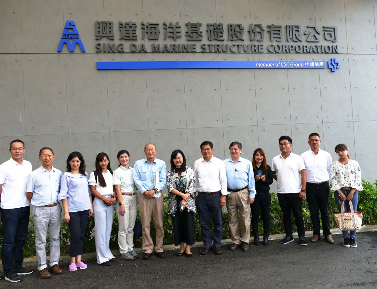 ▲離岸風電為政府重大節能政策，高雄市議會氣候變遷小組議員們也前往中鋼轉投資興達海洋基礎公司聆聽簡報。（圖／高雄市議會提供）