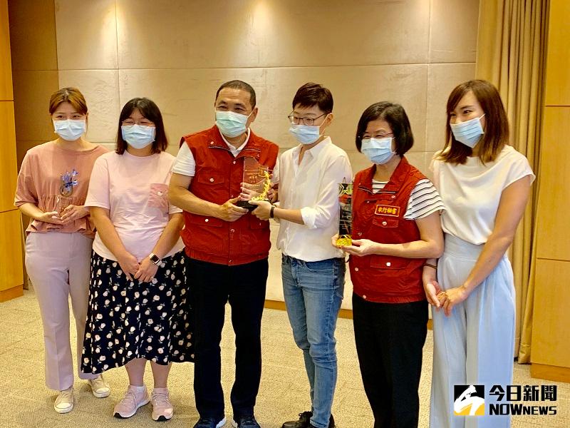 ▲衛生局長陳潤秋(右2)2日上午在市政會議獻奬給市長侯友宜，與新北市民分享雙冠王的榮耀。(圖/記者康子仁攝)