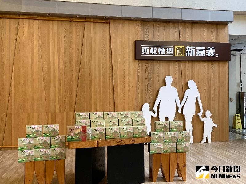 挺台捷友好 翁章梁贈送阿里山高山好茶展現嘉義人情味