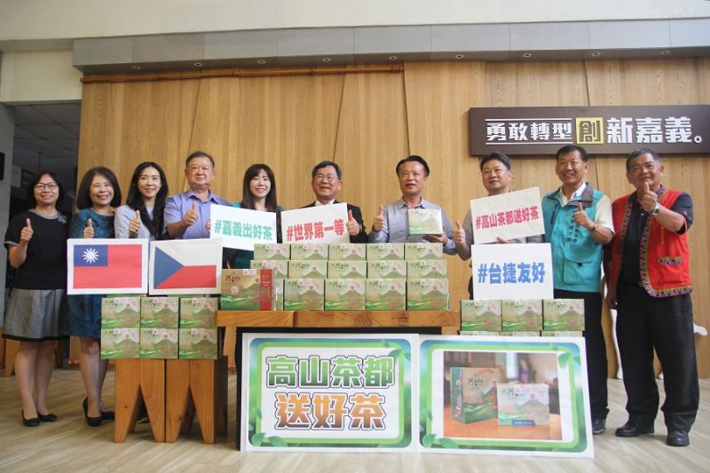 ▲嘉義縣長翁章梁領著團隊,藉機行銷高山茶都的好茶。(圖/嘉義縣政府提供)