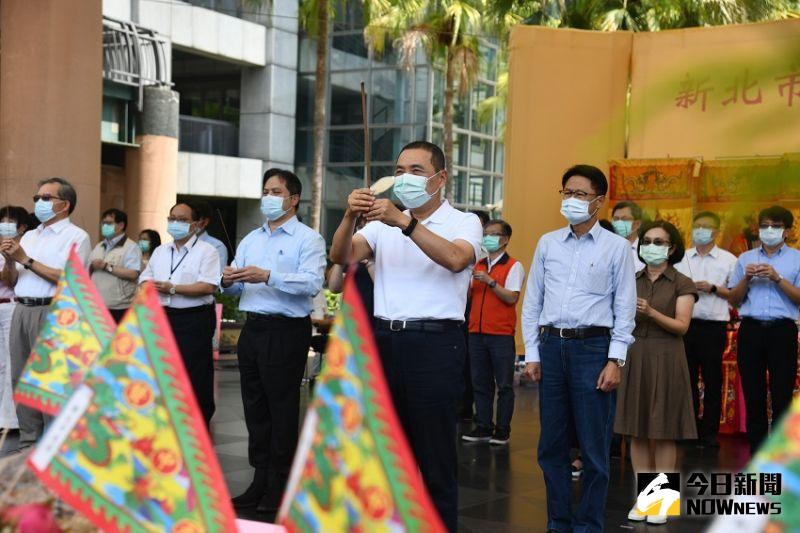 ▲侯友宜中午率市府機關首長在市民廣場舉行中元普渡祭典,希望今年國泰民安,一整年風調雨順、安居樂業。(圖/記者康子仁攝)