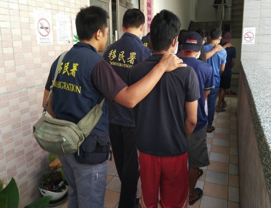 ▲移民署南區事務大隊屏東縣專勤隊據報查獲16名失聯移工。(圖／記者黃守作攝，2020.09.02) 