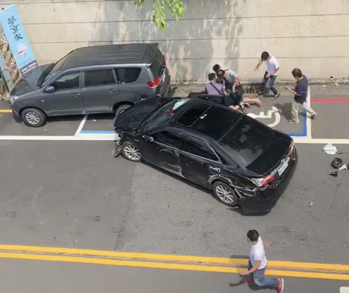 ▲警方與路人合力壓制李姓毒嫌。（圖／民眾提供）