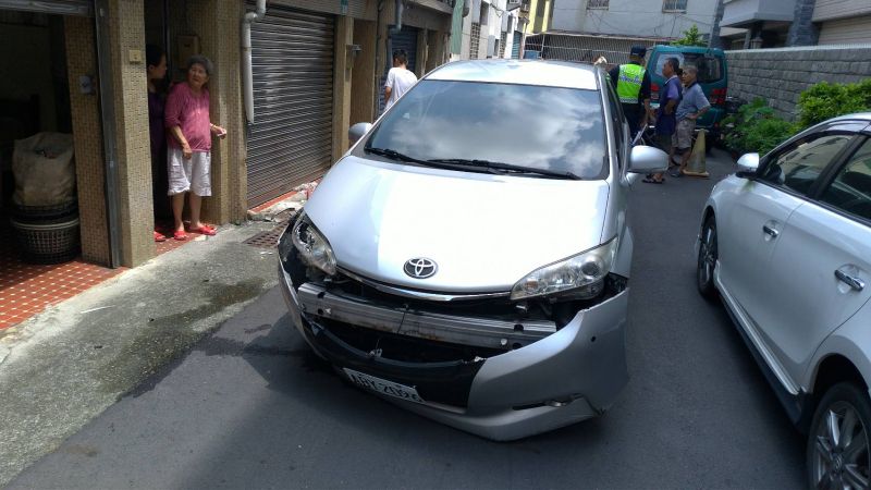 ▲警方偵防車遭撞毀損。(圖/記者陳聖璋翻攝)