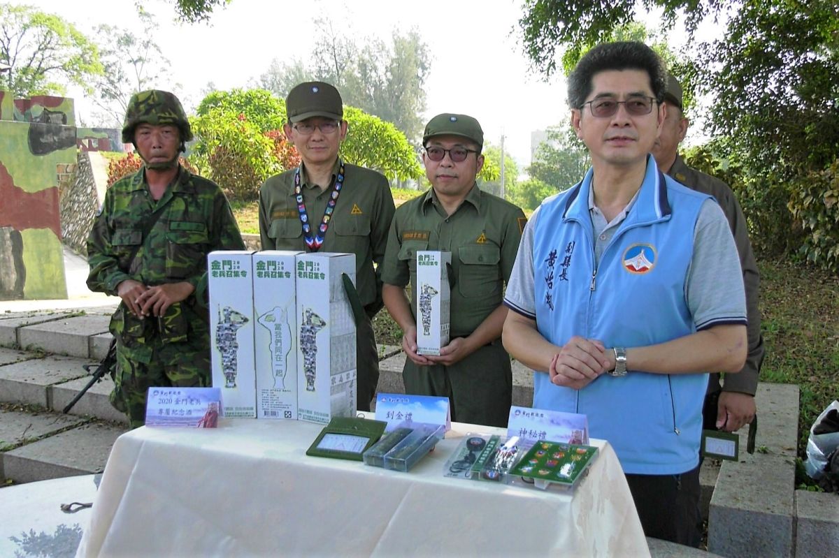 ▲金門老兵召集令三款專屬紀念品曝光，要勾起老兵的光榮回憶。(圖/記者蔡若喬攝)