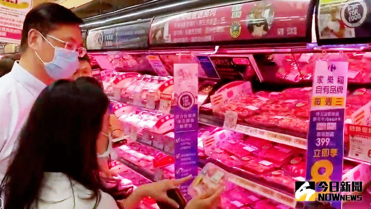 ▲ 市府團隊前往家樂福鼎山店視察生鮮肉品「分區、分國｣展售情形。（圖／記者陳美嘉攝，2020.09.02）