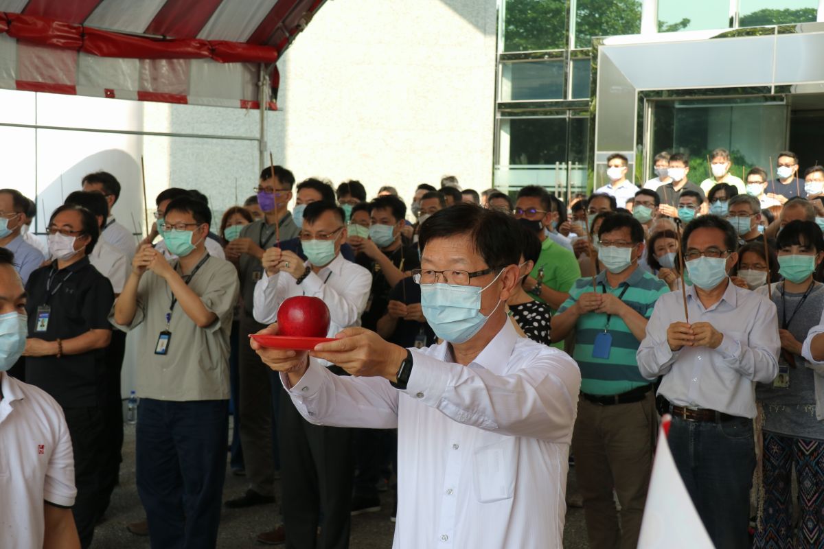 ▲鴻海9月2日在新北市土城總部舉行中元普渡儀式，董事長劉揚偉率各級主管和員工代表參加。（圖／鴻海提供）