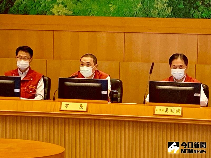 ▲新北市針對八大行業進行複查，一共有3家酒家和8家視聽歌唱業者沒有落實防疫規範，市長侯友宜要求衛生局依法開罰，決不寬貸。(圖/記者康子仁攝)