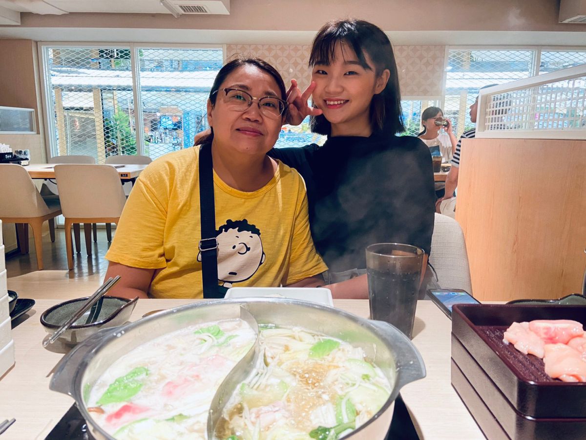 ▲鄭心慈（右）新歌《無名花》獻給印尼籍的媽媽，錄製時忍不住痛哭。（圖／星空飛騰提供）