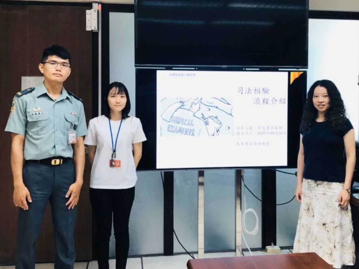 ▲澎湖地檢署協請指派軍醫官林敬堯協助地檢署相驗業務，終於獲得同意商借，地檢署特於2日安排主任檢察官朱華君、法醫師鄒文慧辦理專業教育訓練。（圖／澎湖地檢署提供）