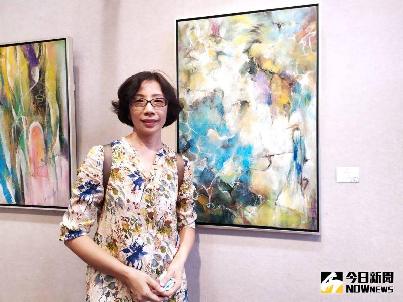 ▲葉淑萍兩旁是她此次展出的系列抽象畫作，她說，畫畫就是自身的一種投射。（圖／記者葉靜美攝，2020.09.02）