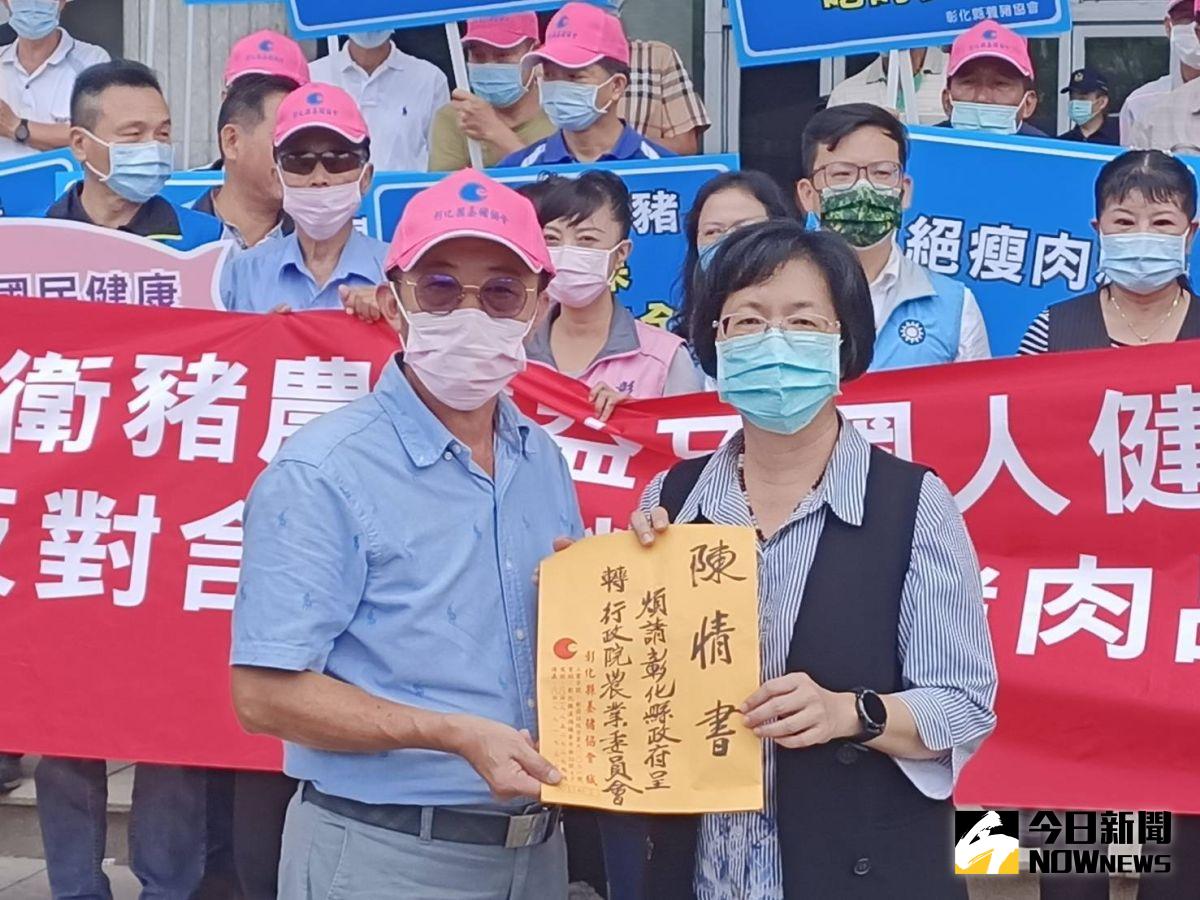 ▲彰化縣長王惠美代接轉呈豬農要送農委會的陳情書。（圖／記者陳雅芳攝，2020.09.02）