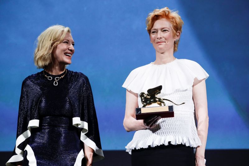 ▲蒂妲史雲頓（右）獲頒本屆威尼斯影展終身成就獎，左為凱特布蘭琪。（圖／美聯社）