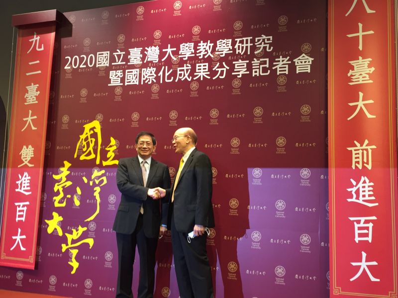 ▲管中閔(左)今(3)日也邀請前校長李嗣涔(右)一同參與成果分享會(圖/記者黃仁杰攝,2020.09.03)