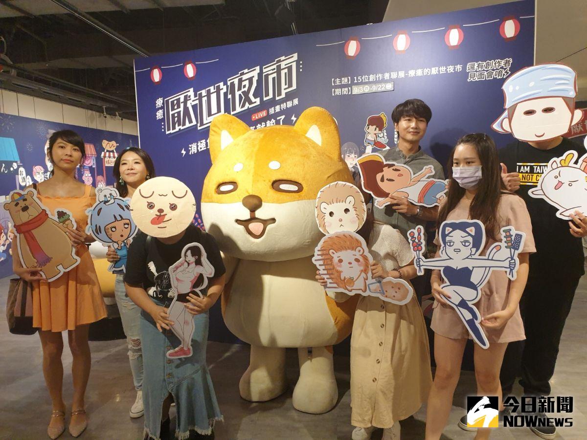 ▲假日逛百貨好玩又好買，今天登場的網路插畫家聯展，粉絲大湧入。（圖／金武鳳攝，2020.9.3)