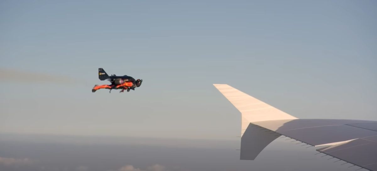 ▲洛杉磯高空出現鋼鐵人？好幾名機師向塔台回報一名背著噴射背包的神秘人士與飛機擦肩而過，引來不少人討論。（示意圖，非當事人／翻攝自Youtube《Inside Edition》）