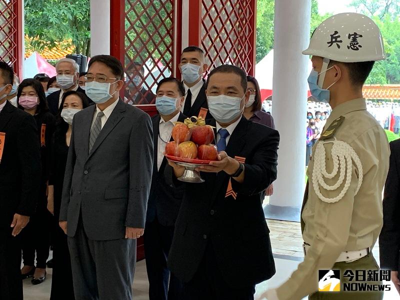 ▲侯友宜上午十點抵達淡水新北市忠烈祠，在大雨中主持秋祭典禮。(圖/記者康子仁攝)