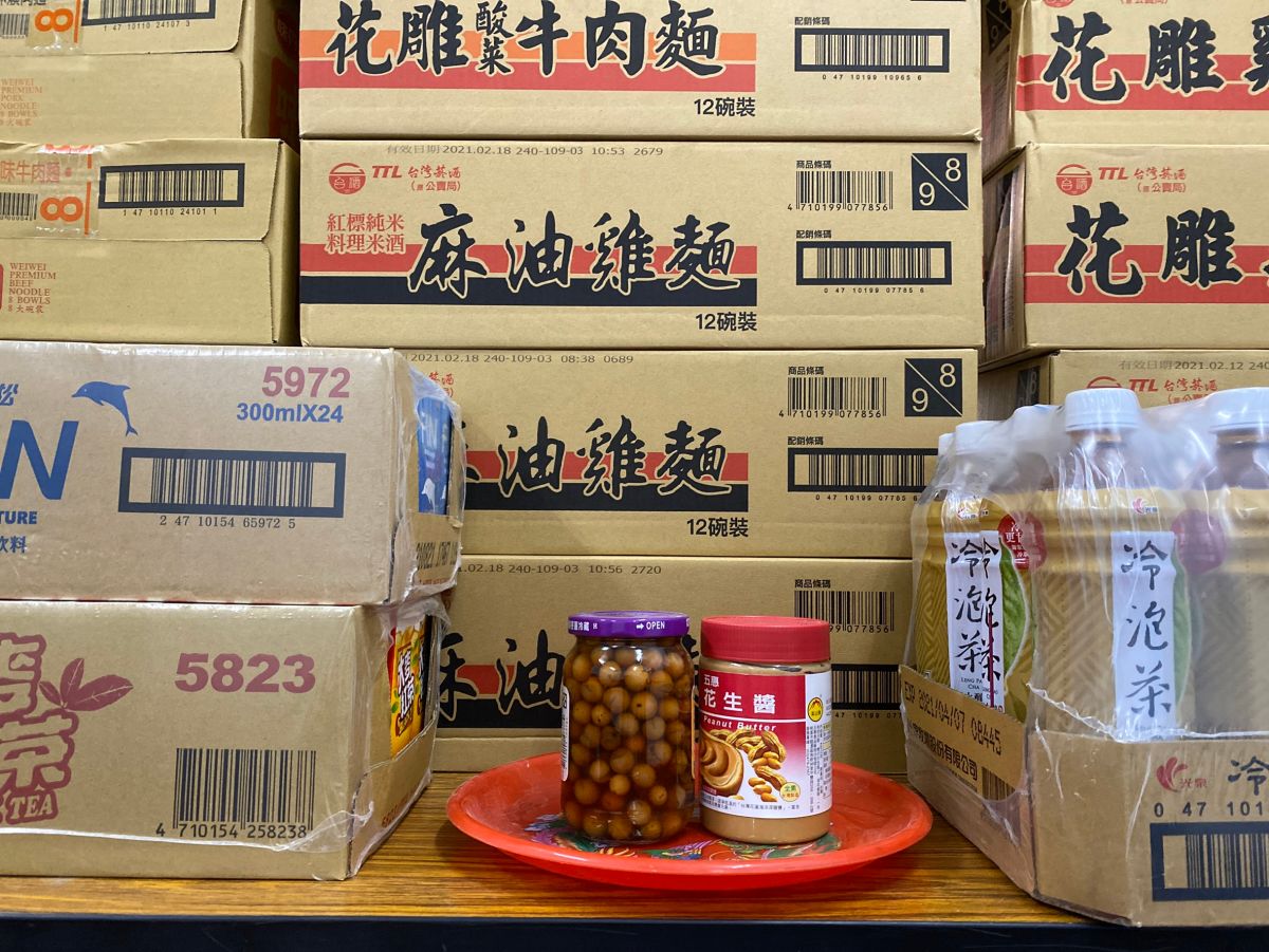 ▲大甲警分局渡普供桌上出現「花生醬」、「破朴子」罐頭擺上桌，原來是取其諧音「發生降」、「破不止」。(圖／大甲警分局提供2020.9.3)