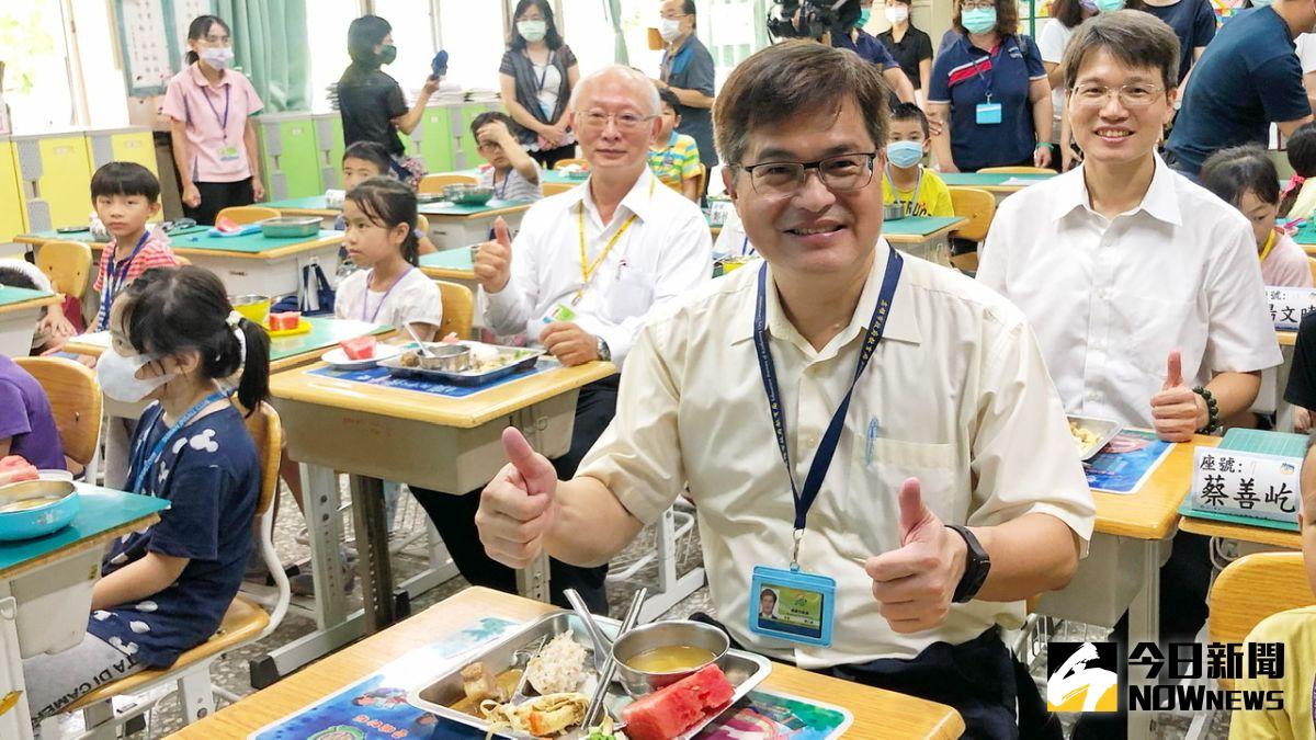 ▲ 高市教育局、農業局、衛生局等跨局處合作，在四維國小共同簽署聯合行動宣言，宣布高市學校「營養午餐」一律採用「國產」在地食材。（圖／記者陳美嘉攝，2020.09.03）