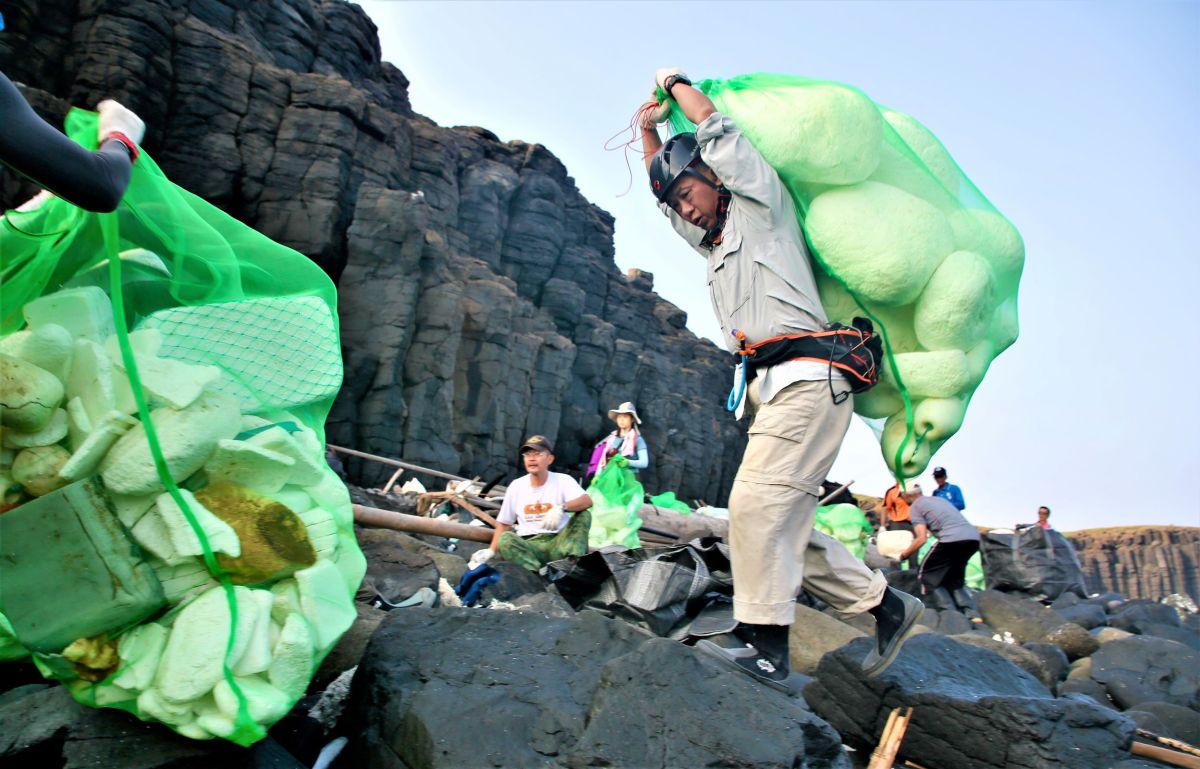 ▲海管處邀請已退役的空特傘兵為主體的「淨灘部隊」，前進南方四島的西吉嶼進行淨灘活動，在島嶼北岸清出了50袋、約400公斤的海洋垃圾。（圖／海管處提供）
