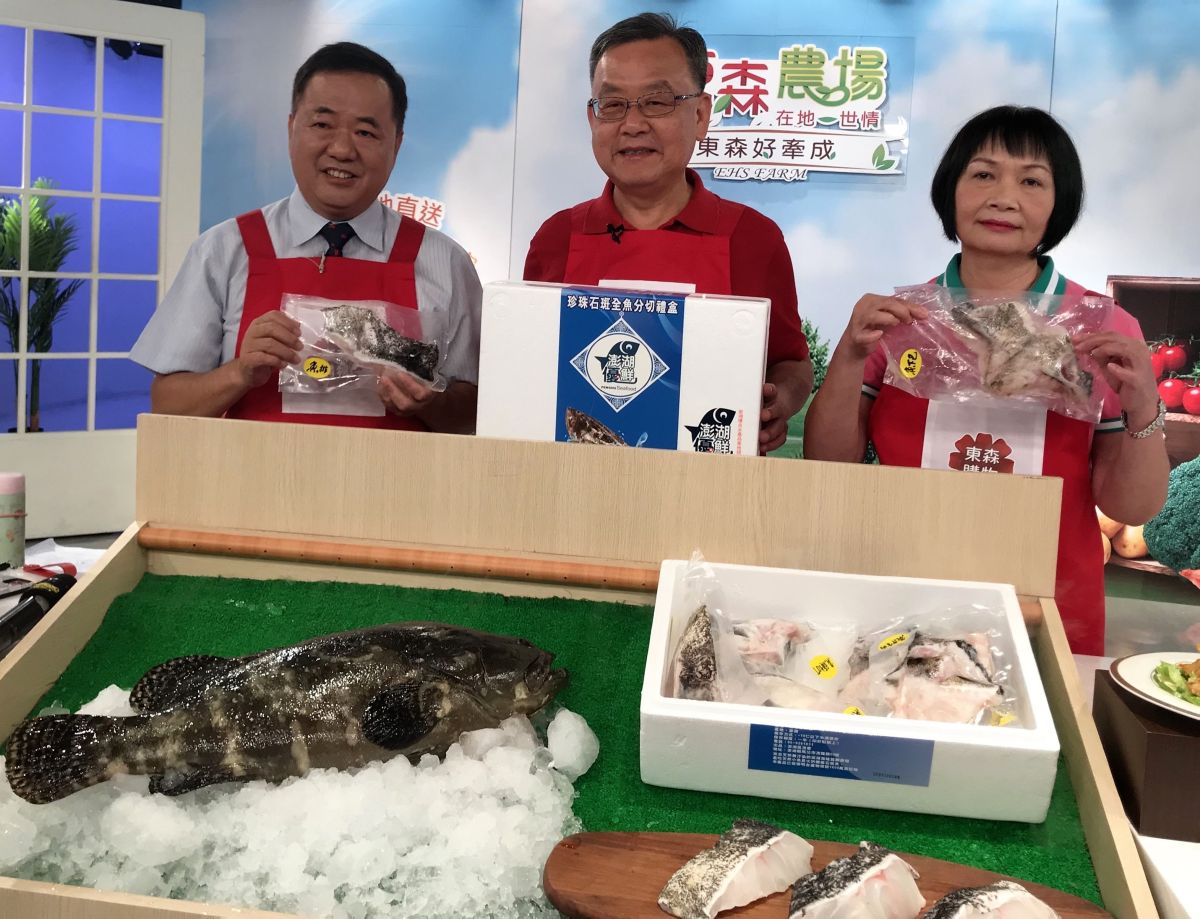 ▲澎湖縣長賴峰偉、漁業署長張致盛及澎湖區漁會總幹事蔡月嬌化身一日型男型女店長，聯手強力促銷澎湖優鮮珍珠石斑全魚分切中秋禮盒。（圖／澎湖縣政府提供）