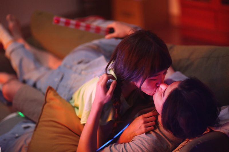 ▲Lulu（左）與林哲熹在MV中親密互動，還獻出螢幕初吻。（圖／環球音樂提供）
