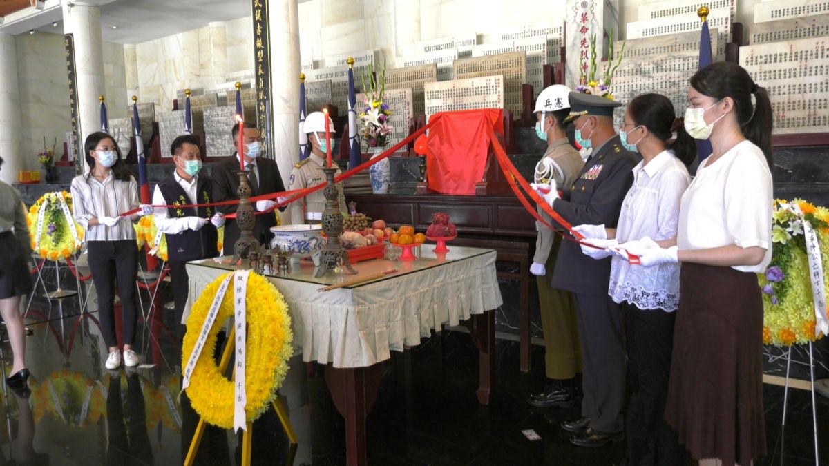 ▲黑鷹直昇機墜落意外中殉職的陸軍中將洪鴻鈞，今天入祀金門太武山忠烈殿。(圖/記者蔡若喬攝)