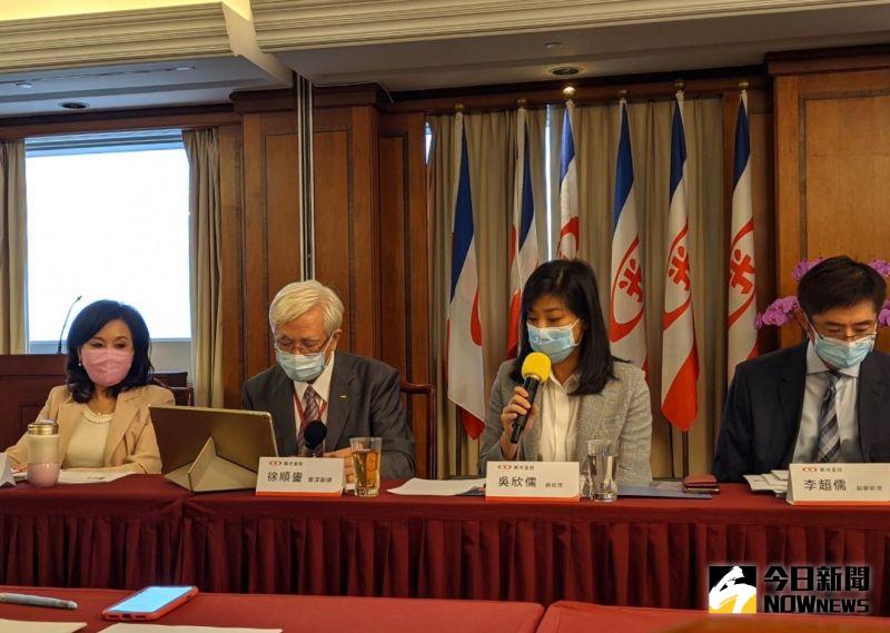 ▲新光金控舉行法說會,新任總經理吳欣儒(右二)首度主持,副董事長李紀珠(左一)也出席,但兩人表現都相當低調。(圖/記者顏真真攝)