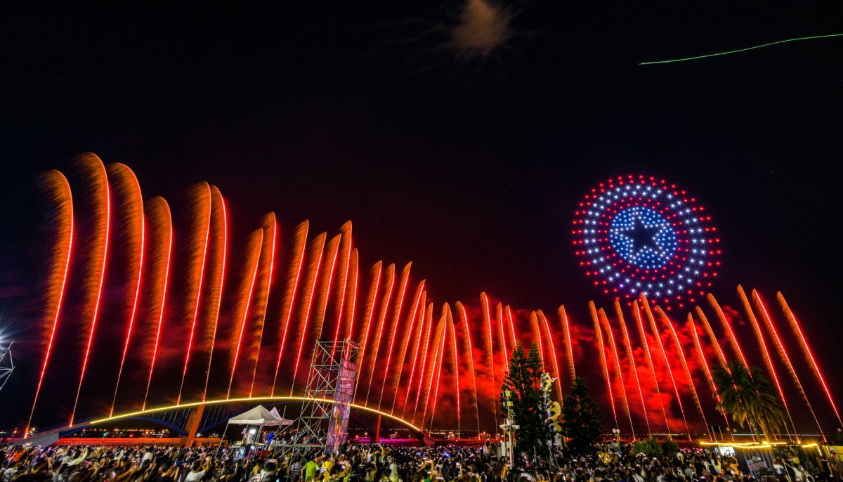 ▲為期兩個月的「2020澎湖國際海上花火節」3日晚間在澎湖觀音亭畫下句點，由漫威團隊精心設計無人機展演及璀璨煙火再一次讓現場25,000人驚艷連連。（圖／澎湖縣政府提供）