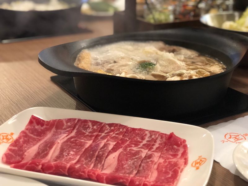 ▲全聯靠著強力的超市支援,推出火鍋快閃店,提供獨家湯底與新鮮直送冷藏肉。(圖/記者劉雅文攝)