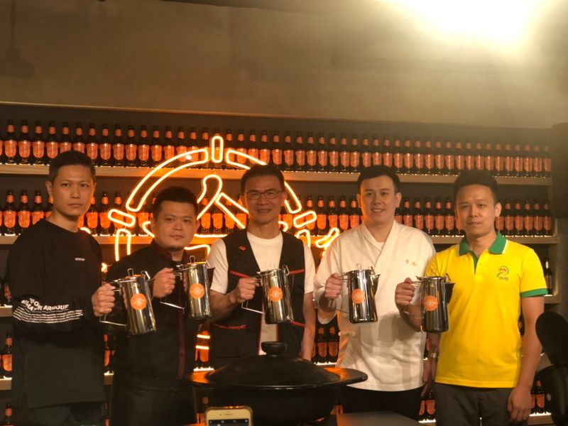 ▲全聯推出火鍋快閃店,找來網路人氣名廚聖凱師,推出獨家湯底,以及米其林一星餐廳「吉兆割烹」的主廚,獨家打造特製沾醬,(圖/記者劉雅文攝)