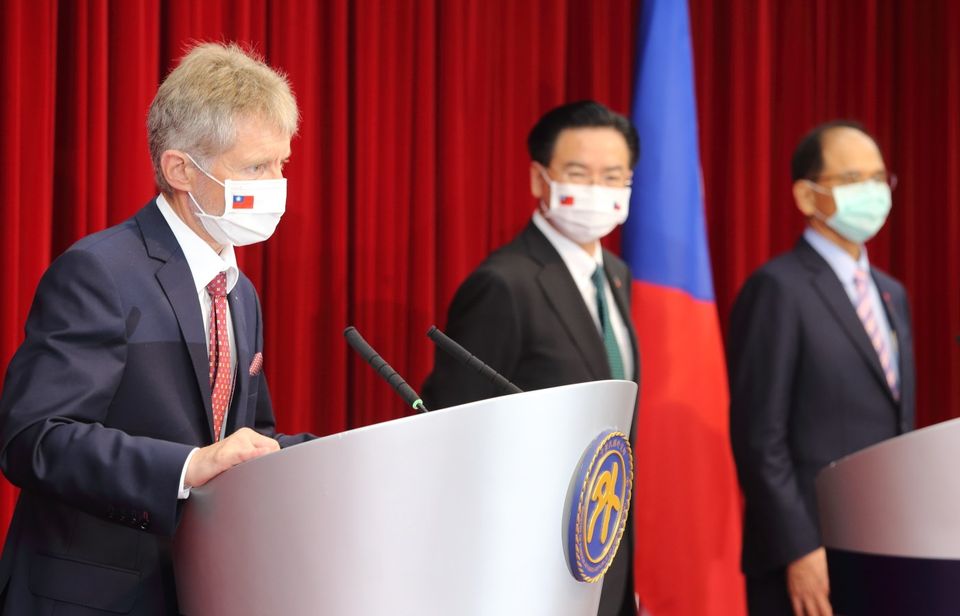 ▲捷克參議院韋德齊議長率團訪台， 3 日下午在外交部舉行聯合記者會。（圖／翻攝自外交部臉書）