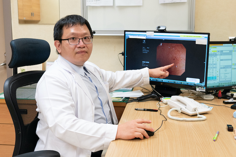 ▲嘉義長庚醫院顏志維醫師指出，潰瘍性大腸炎是一種慢性的發炎疾病，目前原因不明，可能跟基因也就是體質，現代化的環境、飲食、過敏原的接觸及自體免疫的誘發有關。（圖／長庚醫院提供）