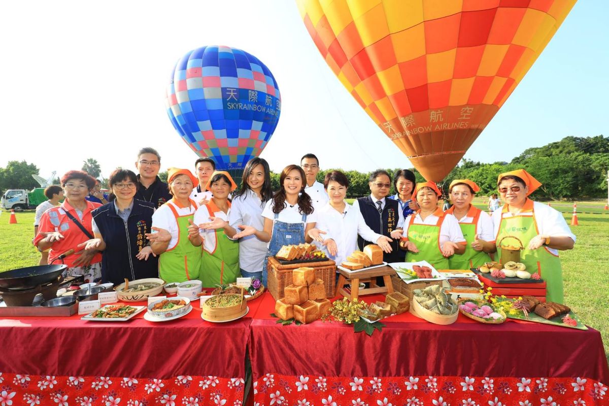 ▲台中石岡熱氣球嘉年華會，市長盧秀燕親自體驗後，向民眾熱情招手：不用到後山，台中更方便。（圖／市府提供）