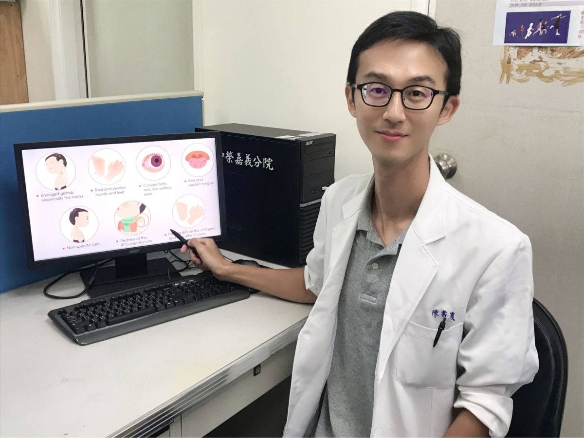▲陳書農醫師說明川崎氏症的症狀。（圖／臺中榮總嘉義分院提供）