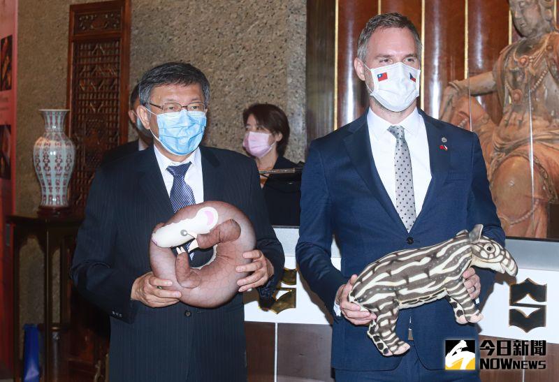 ▲布拉格市長賀瑞普(Zdeněk Hřib)和台北市長柯文哲4日發表聯合聲明,雙方互贈穿山甲和馬來貘娃娃。(圖/記者葉政勳攝 , 2020.09.04)