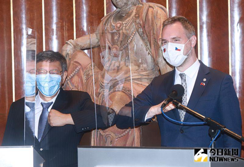 ▲布拉格市長賀瑞普（Zdeněk Hřib）和台北市長柯文哲相見歡，柯送給賀瑞普10萬片口罩，也回答記者有關陸貨口罩混充國產的看法。（圖／記者葉政勳攝 , 2020.09.04）