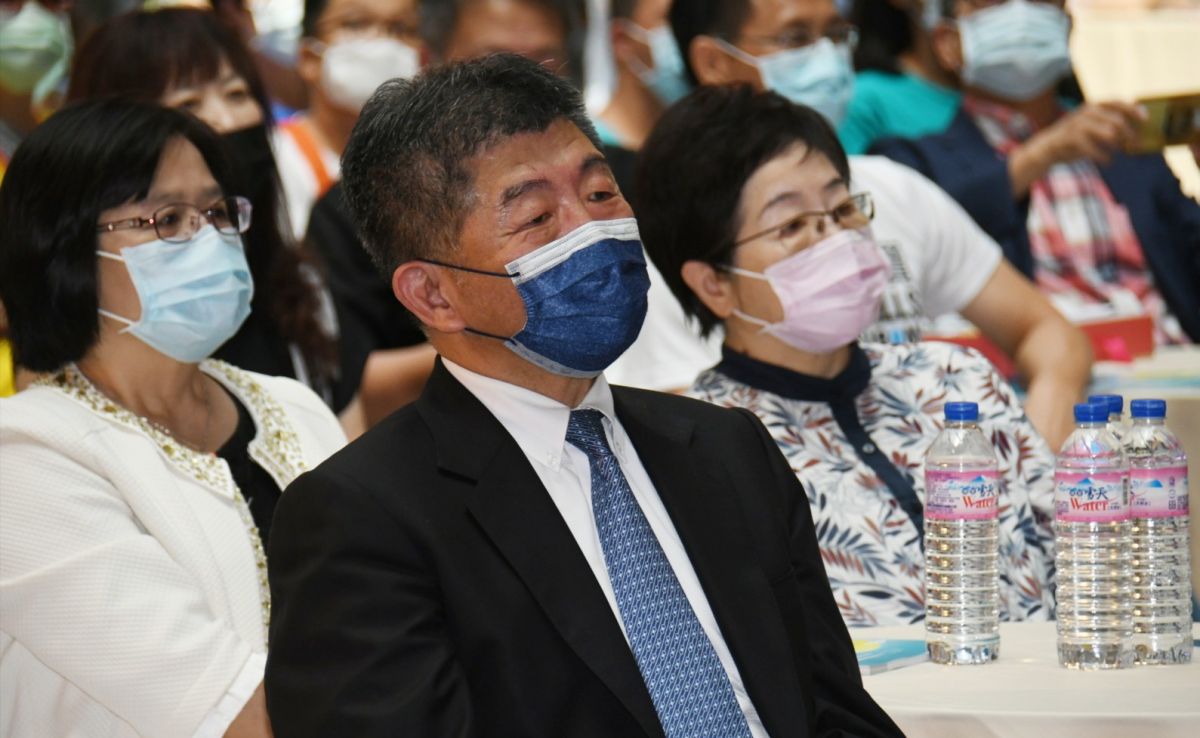 ▲衛福部長陳時中，今（4）天上午出席活動時，會前接受媒體聯訪時，針對加利公司非法混製陸製口罩一事說明。（圖／記者林調遜攝）