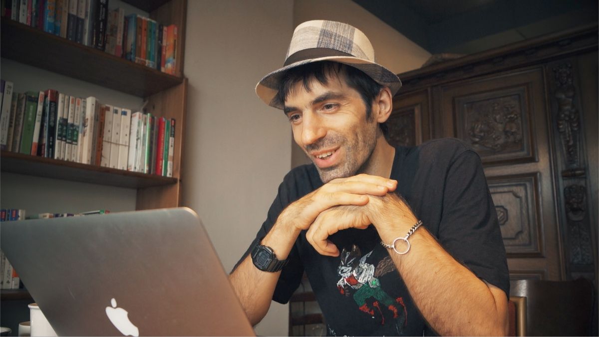 ▲英國紳士Josh用中文唱出異國戀的文化差異。（圖／記者詹皓帆攝）