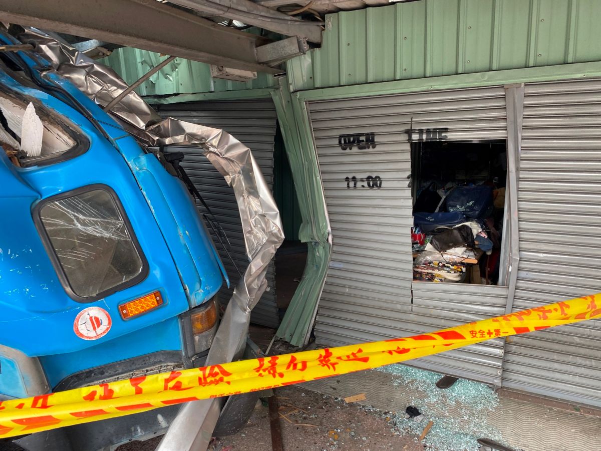 ▲台南市西門路4日發生砂石車衝撞民宅事故。（圖／記者陳聖璋翻攝）