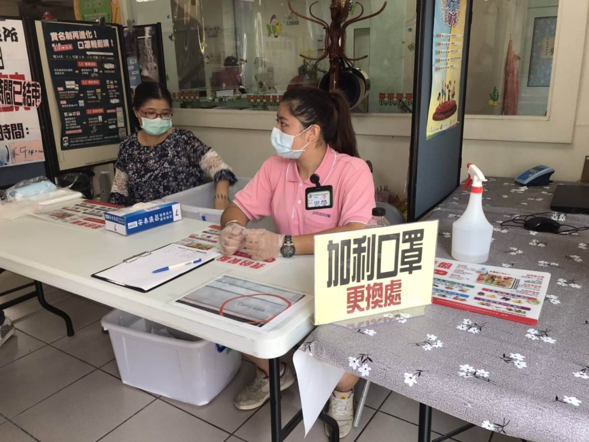 ▲加利公司被查獲進口中國大陸制口罩，魚目混珠實名制口罩中。其實經濟部3月就掌握相關消息，但指揮中心當時未獲通知。（圖／宜蘭縣衛生局提供)