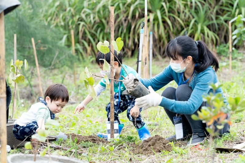 ▲公司年皆會舉辦全額補助的海外旅遊、同時結合公益淨灘、種樹活動與單車行,讓休閒活動更有意義。(圖/資料照片)