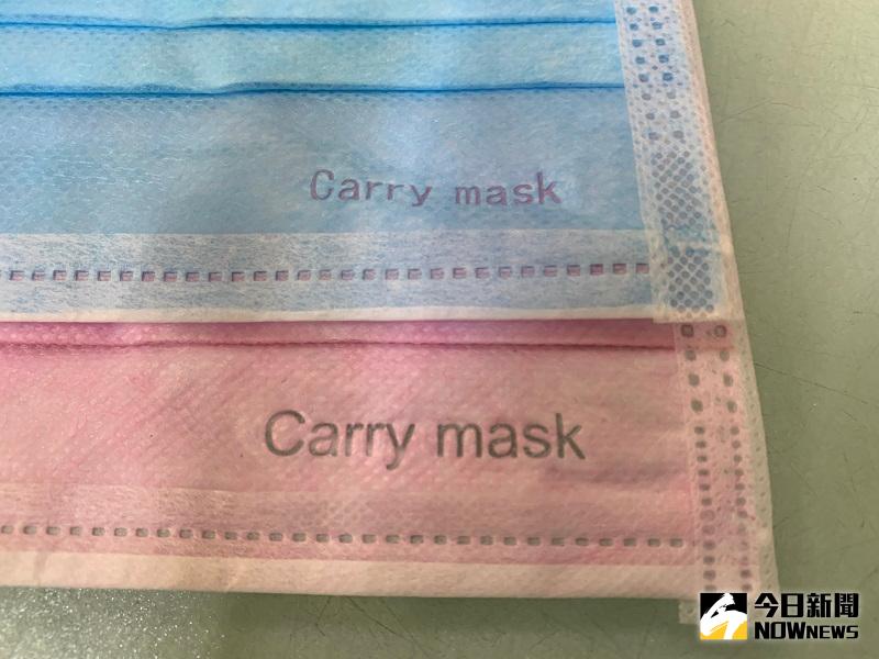 ▲許有衫表示，民眾拿來鋼印「CARRY  MASK」的口罩當中，細體字是大陸製，只有不到2成。(圖/記者康子仁攝)