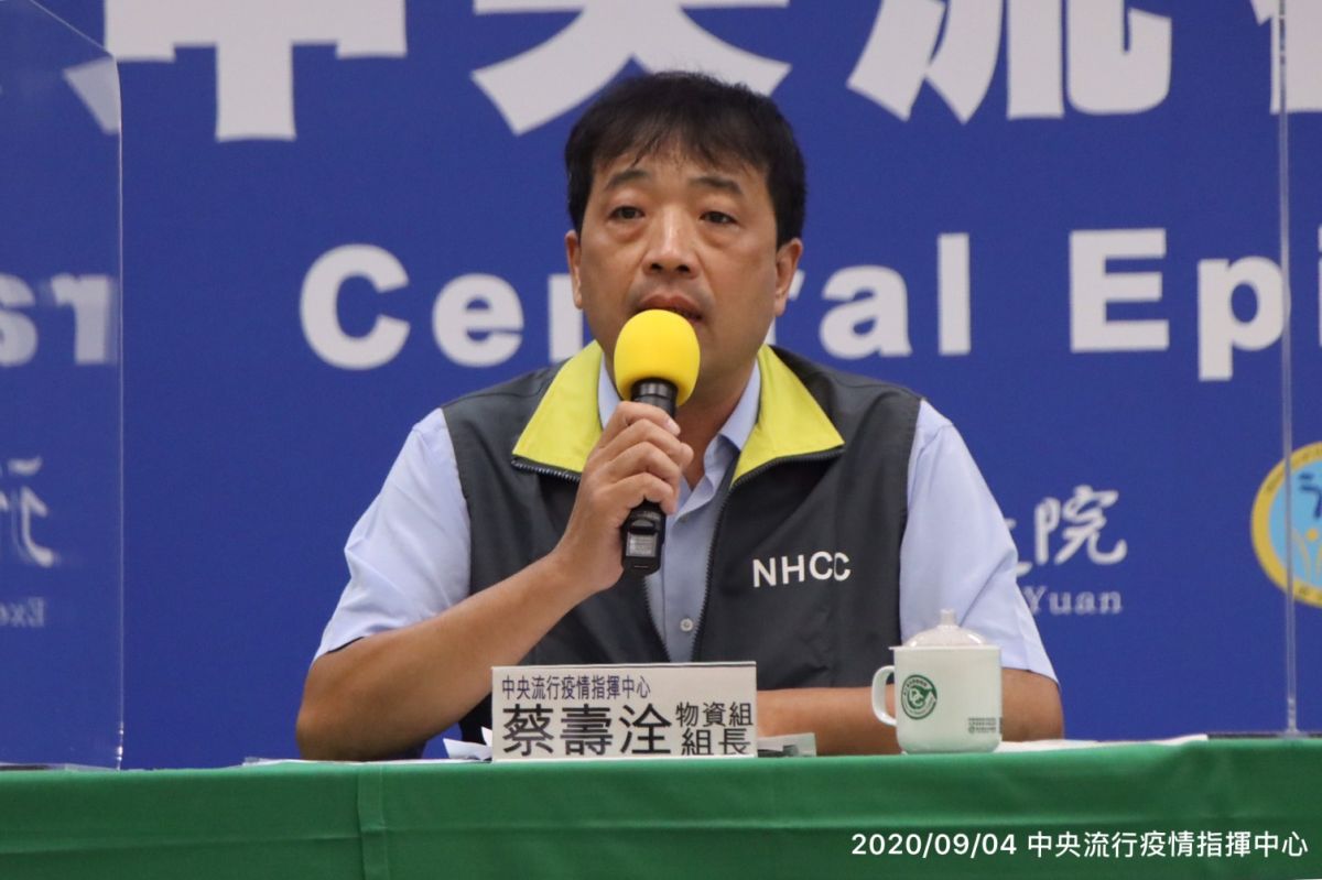 ▲中央流行疫情指揮中心物資組組長蔡壽洤，今（4）天出席臨時記者會，說明加利科技口罩回收事宜。（圖／指揮中心提供） 