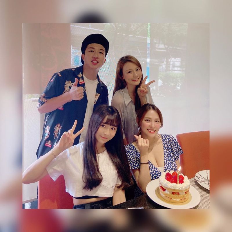 ▲好友林莎(上排右)、元元(下排左)和張立東(上排左)替熊熊(下排右)慶生。(圖/熊熊IG)