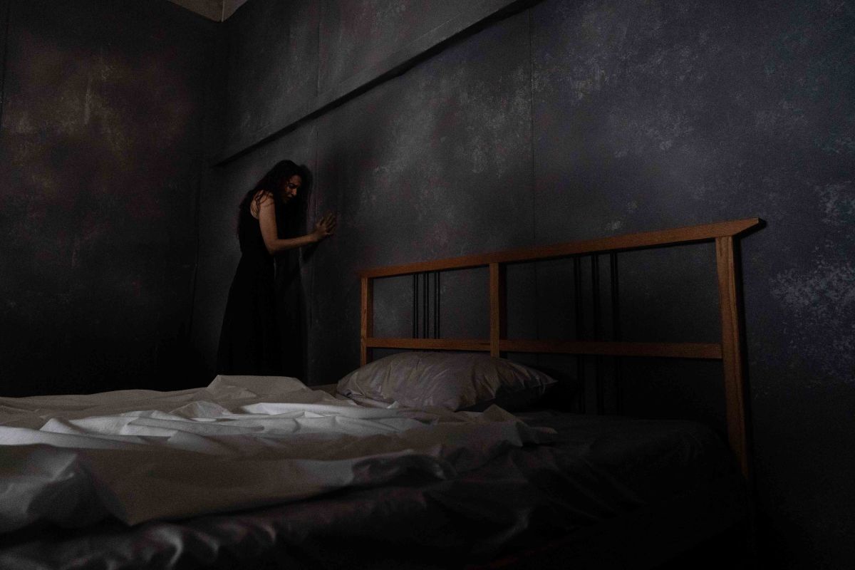 ▲瑞莎遭密室禁錮，拿球棒暴打窗戶。（圖／桃園電影節）

