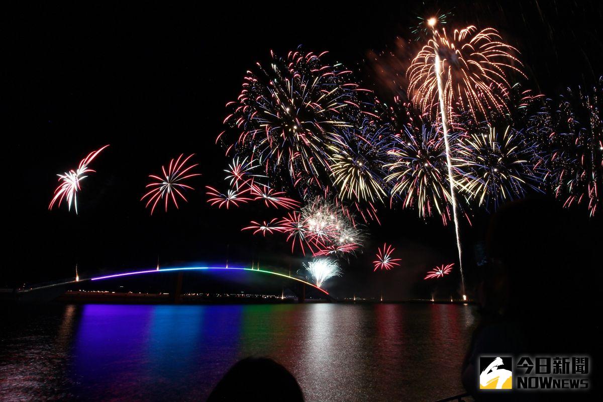 ▲澎湖縣消防局統計20場煙火數量約有3萬發左右，專業煙火未爆彈有95發，均由消防局當場予以浸泡銷毀，煙火安全管理任務可說是「零缺失」。（圖／記者張塵攝，2020.09.04）