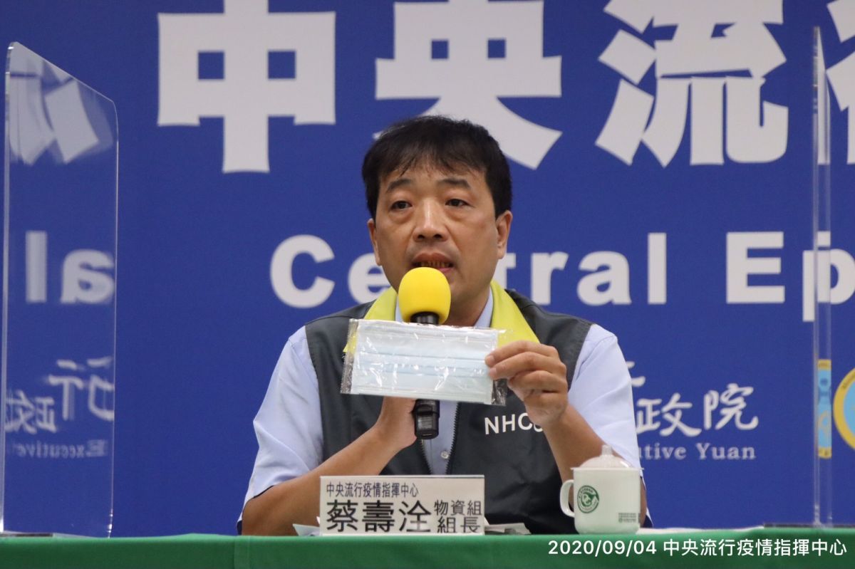 ▲中央流行疫情指揮中心物資組組長蔡壽洤，今（4）天出席臨時記者會，說明加利科技口罩回收事宜。（圖／指揮中心提供）