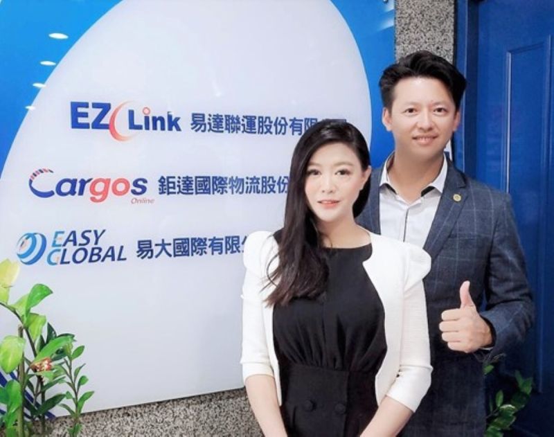 ▲鉅達(Cargos)國際物流股份有限公司總經理蔡政翰（圖後）早於兩年前與中昇科技董事總經理簡珮婷(圖前)合作中昇易利通行銷暨客服整合系統，讓鉅達的全球客戶使用此系統做最有效率的溝通，並於近期業績創新高。（圖／中昇科技、鉅達國際物流）